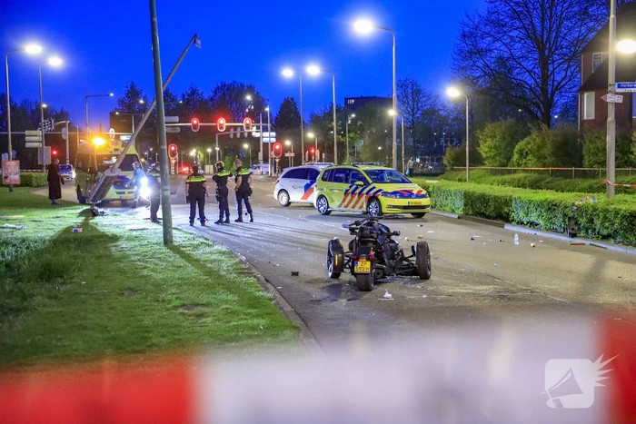 Driewielmotor op de kop na botsing met lantaarnpaal