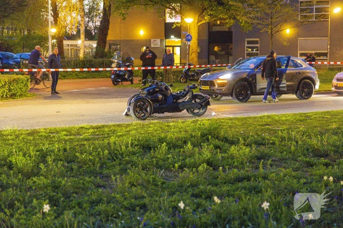Driewielmotor op de kop na botsing met lantaarnpaal