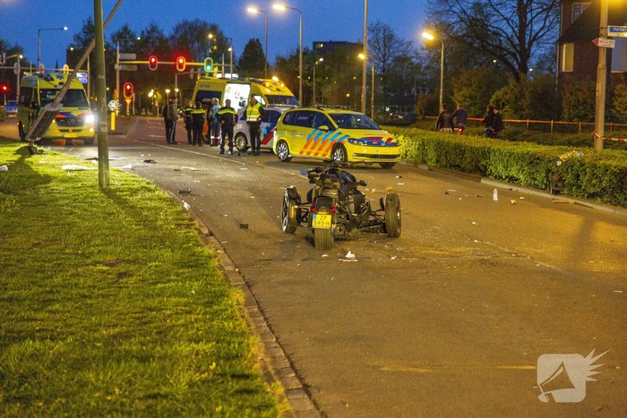 Driewielmotor op de kop na botsing met lantaarnpaal