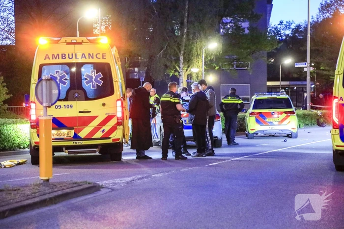 Driewielmotor op de kop na botsing met lantaarnpaal