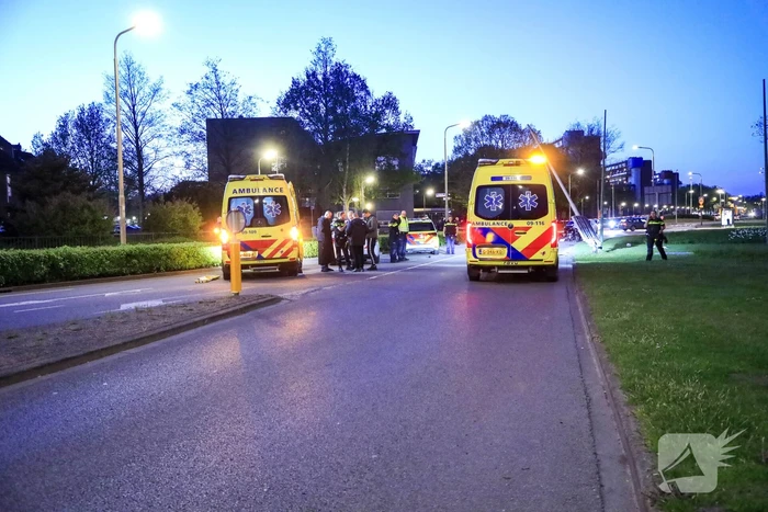 Driewielmotor op de kop na botsing met lantaarnpaal
