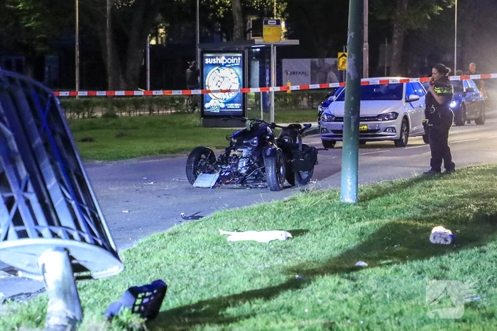 Driewielmotor op de kop na botsing met lantaarnpaal
