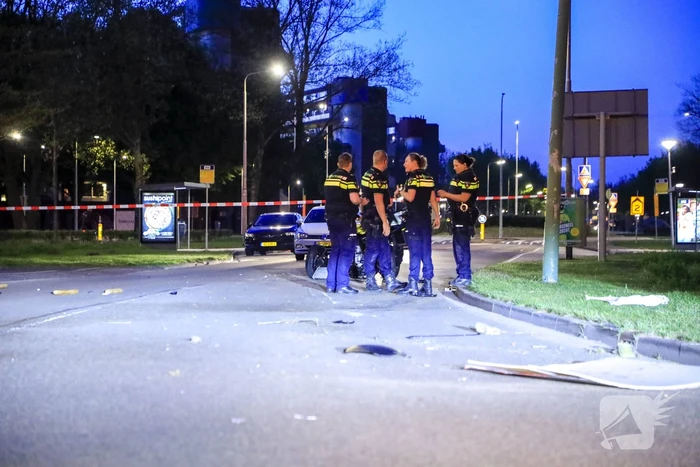 Driewielmotor op de kop na botsing met lantaarnpaal