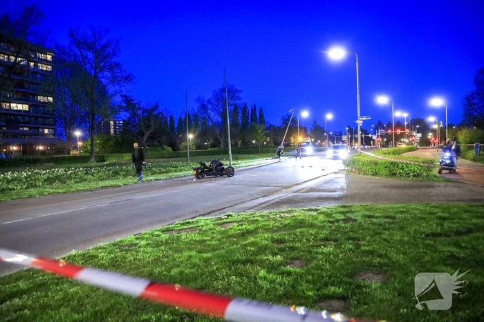 Driewielmotor op de kop na botsing met lantaarnpaal