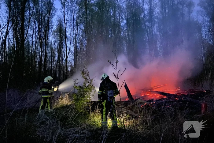Stapel met hout vliegt in brand