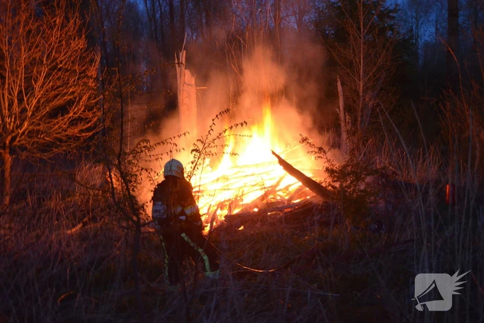 Stapel met hout vliegt in brand