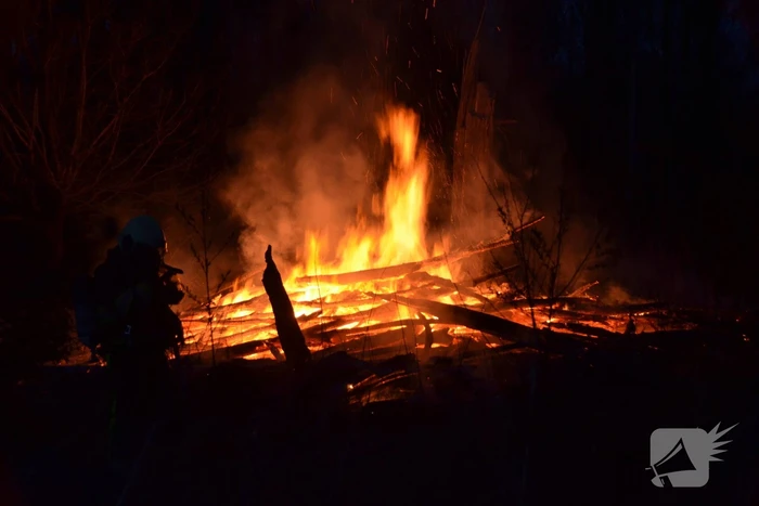 Stapel met hout vliegt in brand