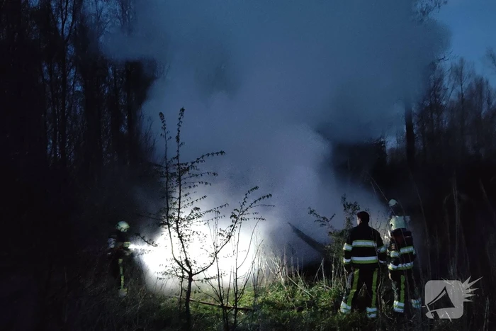 Stapel met hout vliegt in brand