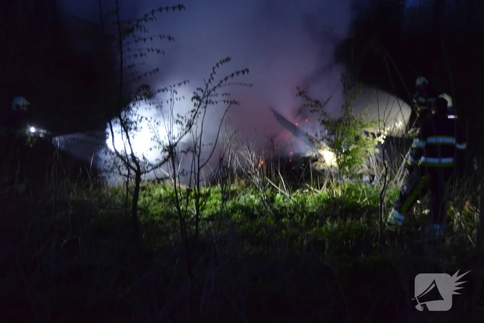 Stapel met hout vliegt in brand