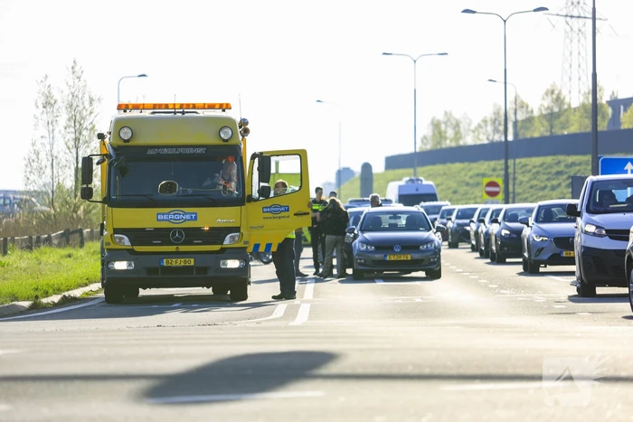 Kop-staartbotsing op afrit van snelweg