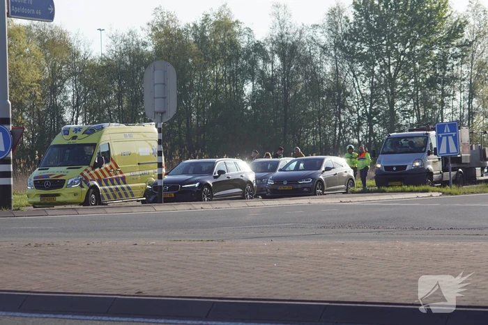 Kop-staartbotsing op afrit van snelweg