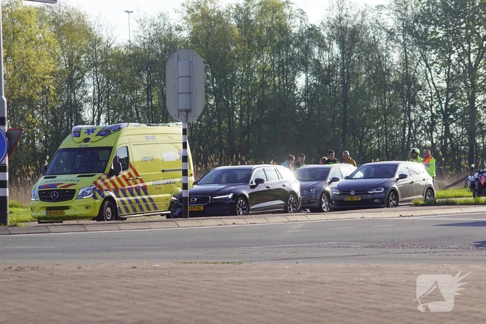 Kop-staartbotsing op afrit van snelweg