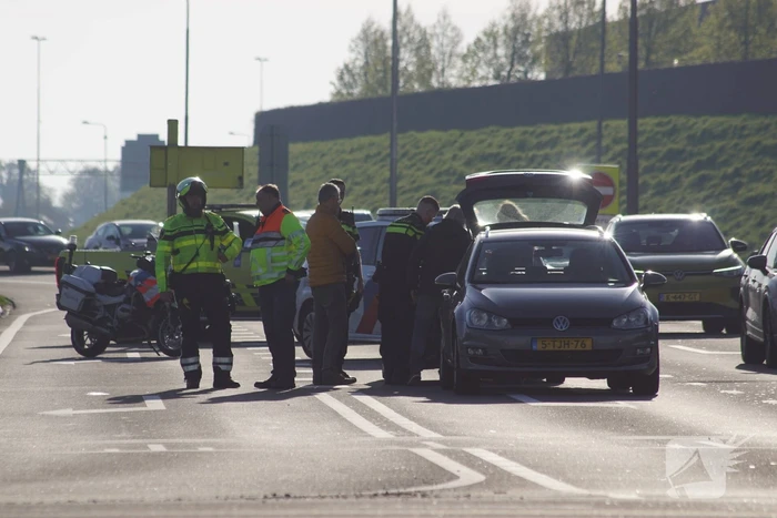 Kop-staartbotsing op afrit van snelweg
