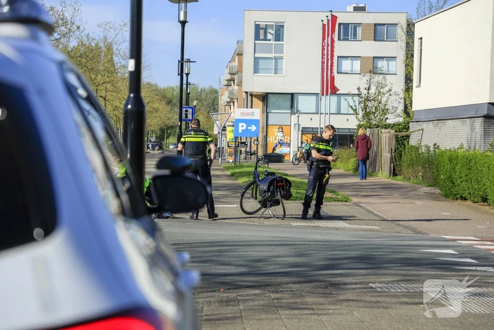 Vrouw op fiets geschept door personenauto