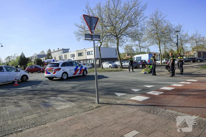 Vrouw op fiets geschept door personenauto