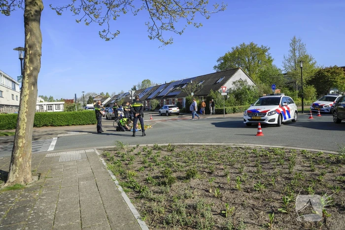 Vrouw op fiets geschept door personenauto