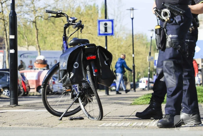 Vrouw op fiets geschept door personenauto