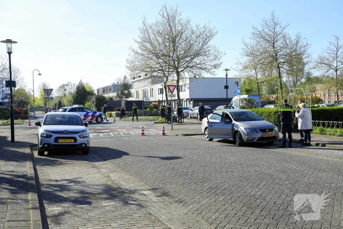 Vrouw op fiets geschept door personenauto