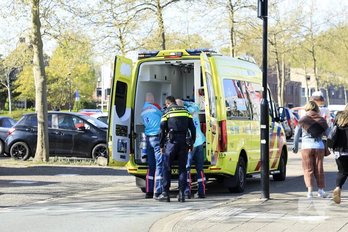 Vrouw op fiets geschept door personenauto