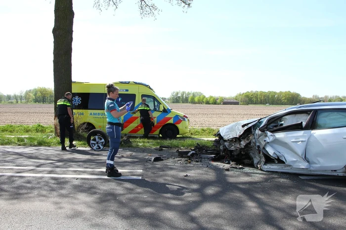 Automobilist gewond bij botsing tegen boom