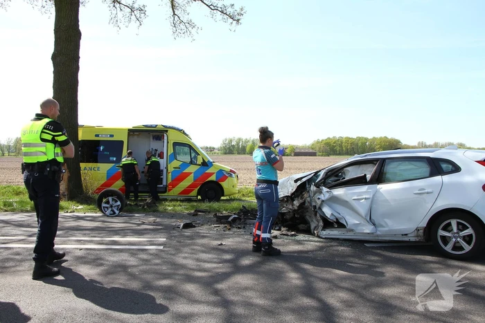 Automobilist gewond bij botsing tegen boom