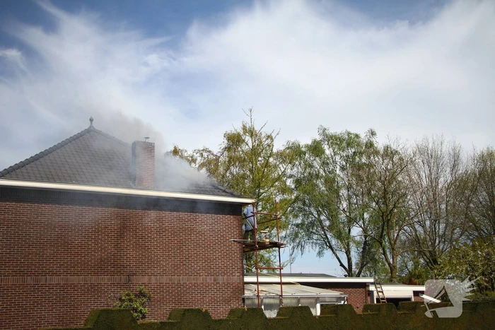 Veel rook bij uitslaande woningbrand