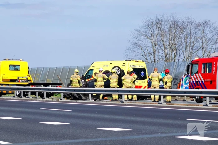 Auto belandt op zijn kop bij ongeval