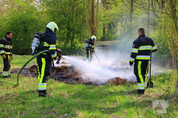 Veel rook bij brand in bult riet Rengerspark