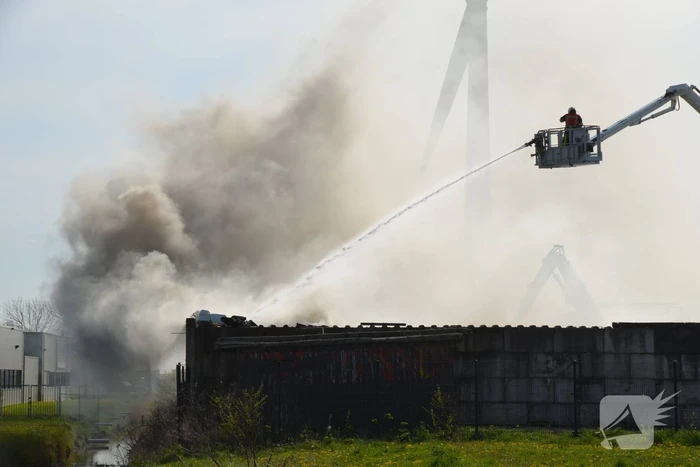Veel rook bij brand metaalbedrijf