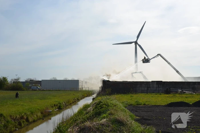 Veel rook bij brand metaalbedrijf