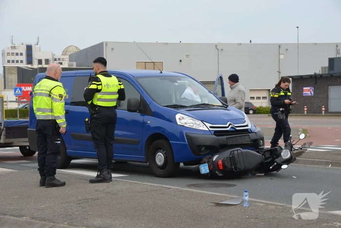 Scooter belandt onder bestelbus