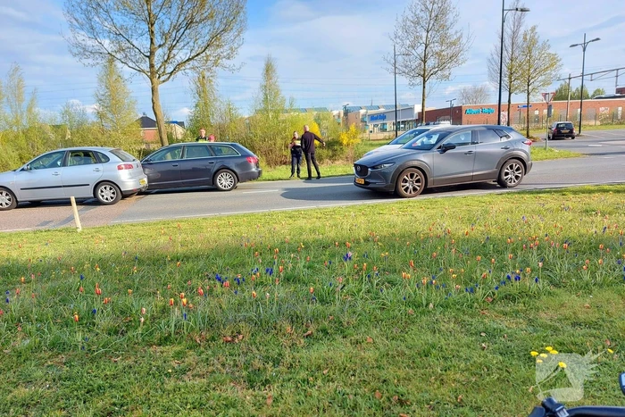 Twee auto botsen met elkaar