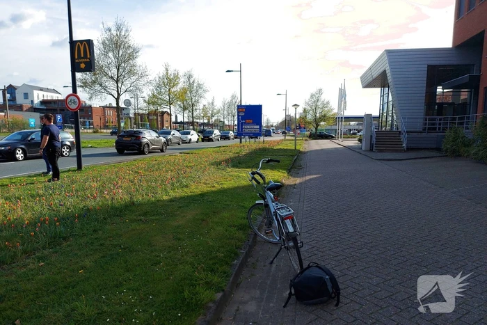 Twee auto botsen met elkaar