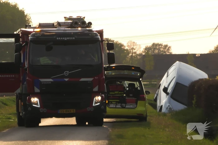 Bestuurder belandt half in sloot