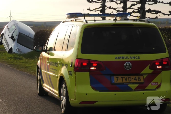 Bestuurder belandt half in sloot