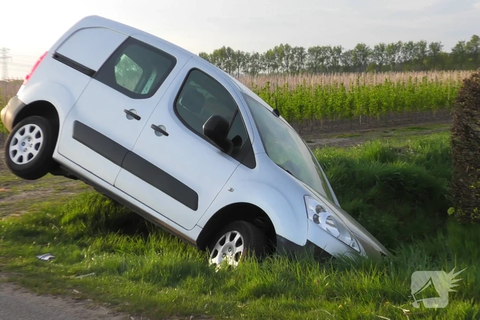 Bestuurder belandt half in sloot
