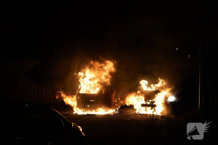 Twee auto's gaan in vlammen op