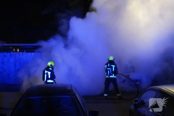 Twee auto's gaan in vlammen op