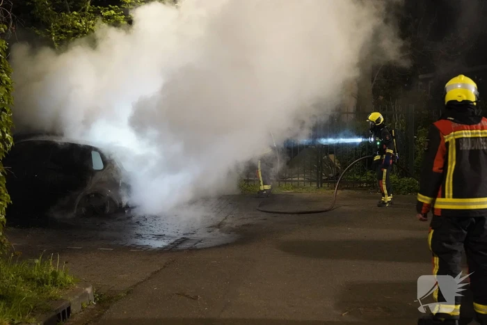 Twee auto's gaan in vlammen op