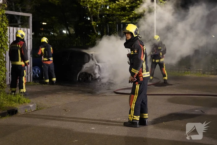 Twee auto's gaan in vlammen op