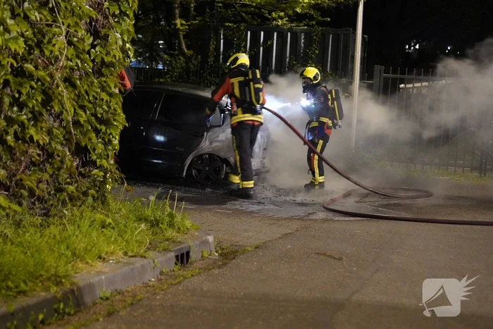 Twee auto's gaan in vlammen op