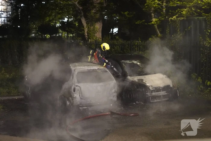 Twee auto's gaan in vlammen op
