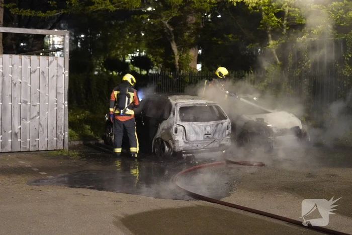 Twee auto's gaan in vlammen op