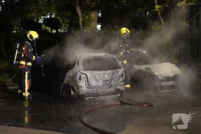 Twee auto's gaan in vlammen op