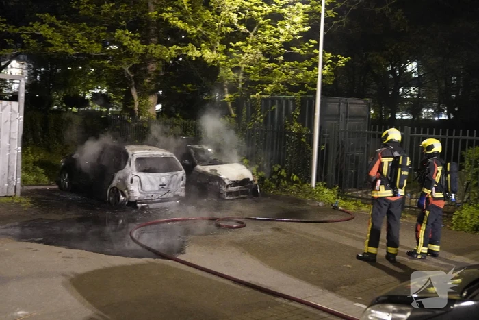 Twee auto's gaan in vlammen op