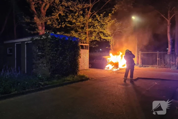 Twee auto's gaan in vlammen op