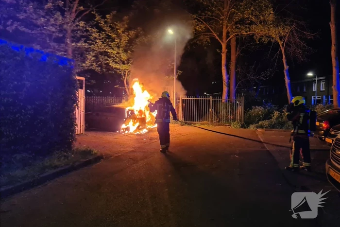 Twee auto's gaan in vlammen op