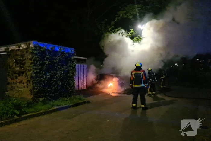 Twee auto's gaan in vlammen op