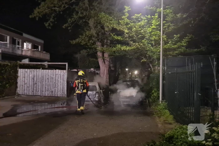 Twee auto's gaan in vlammen op