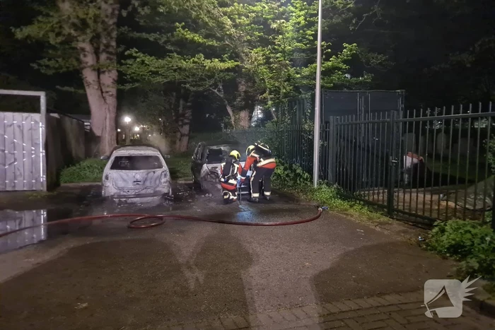Twee auto's gaan in vlammen op